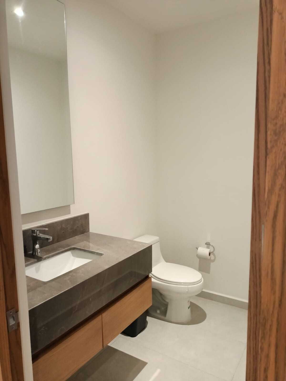 4 de 22: Medio baño de visitas