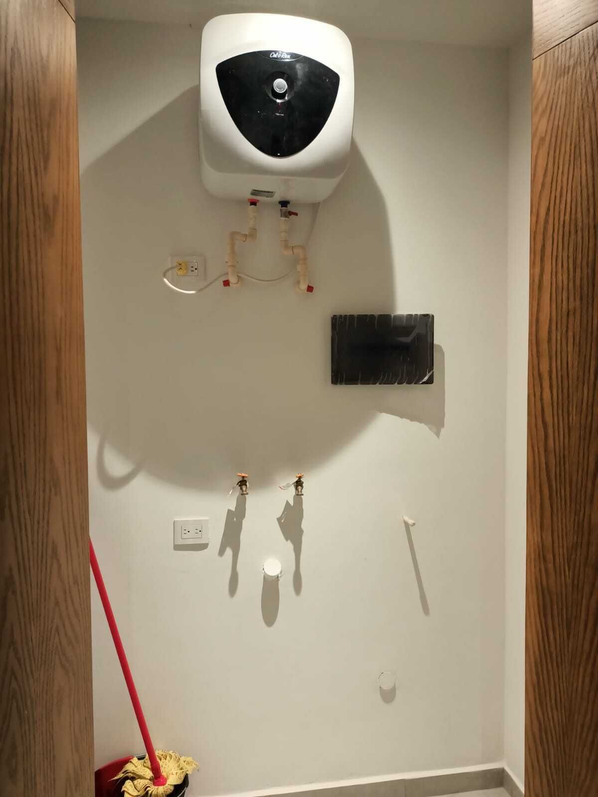 11 de 22: Área de lavado, calentador eléctrico y centro de carga