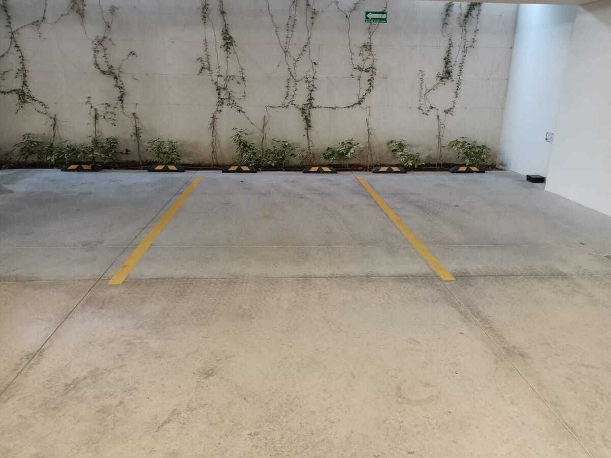 22 de 22: 1 cajón de estacionamiento techado, acceso controlado.