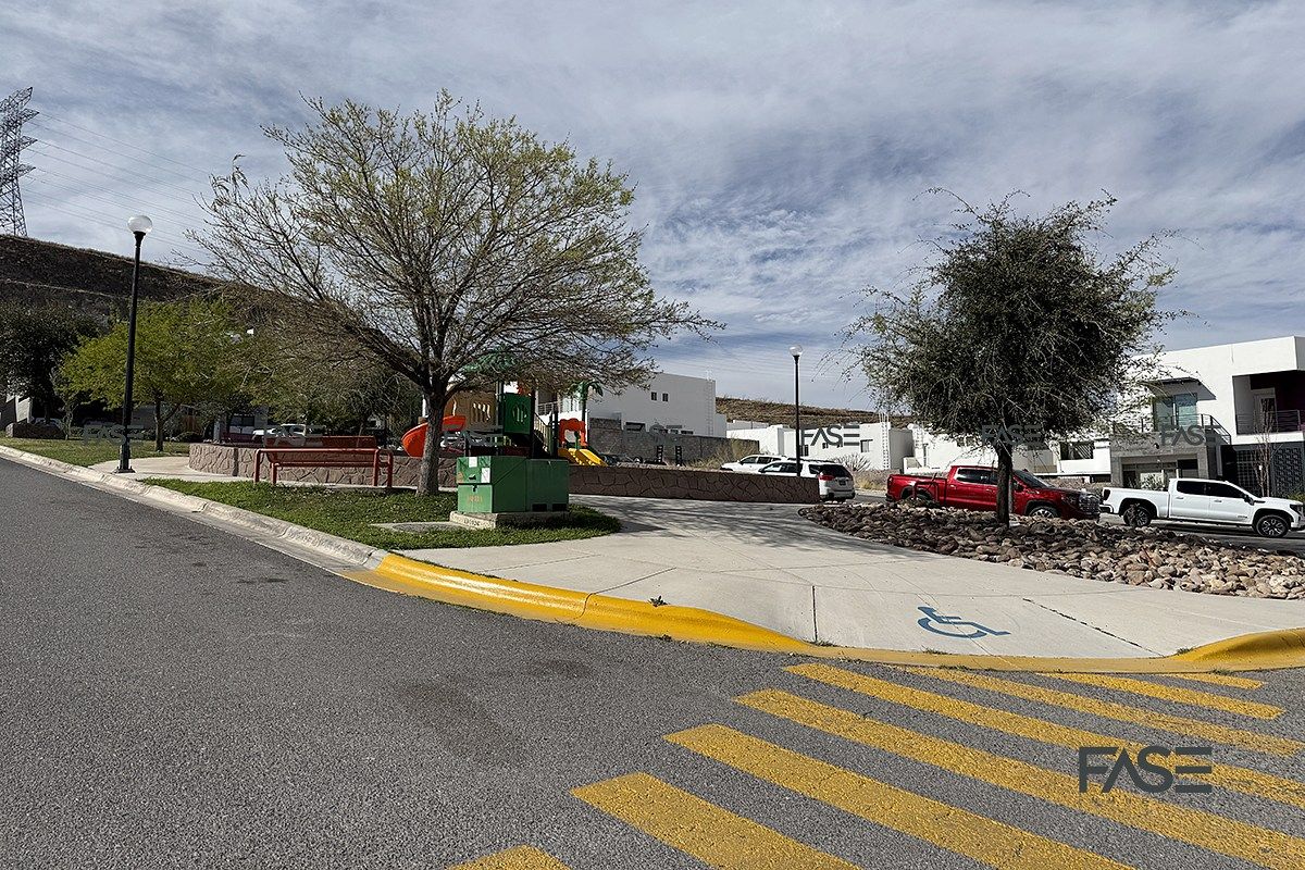 3 de 31: Frente a parque