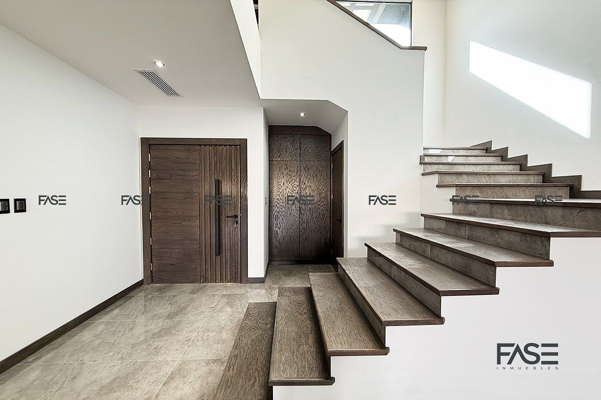 4 de 31: Recibidor, closet visitas, medio baño