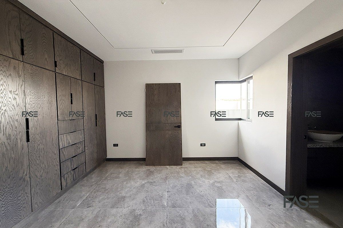 13 de 31: Recamara de planta baja con su baño y closet