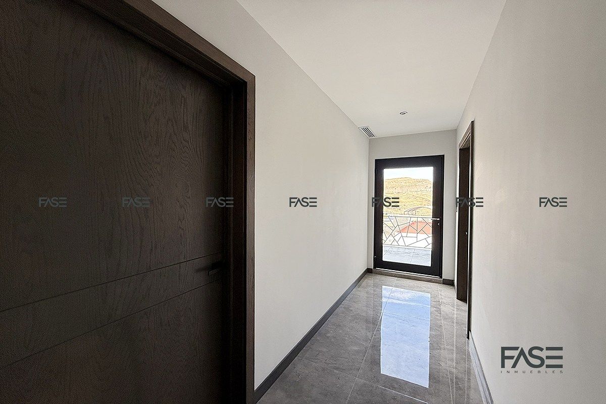 23 de 31: Pasillo a Recamaras secundarias y terraza