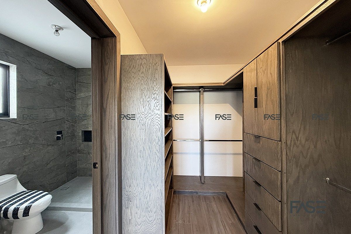 29 de 31: Baño recarmara secundaria 2 y vestidor