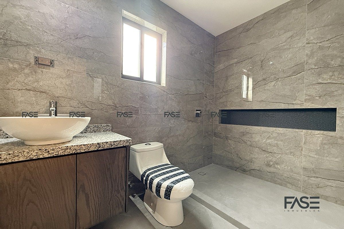 30 de 31: Baño recamara secundaria 2