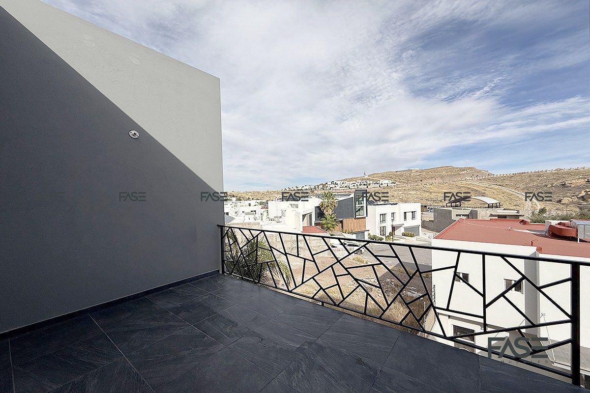 31 de 31: Terraza con vista al patio y alrededores