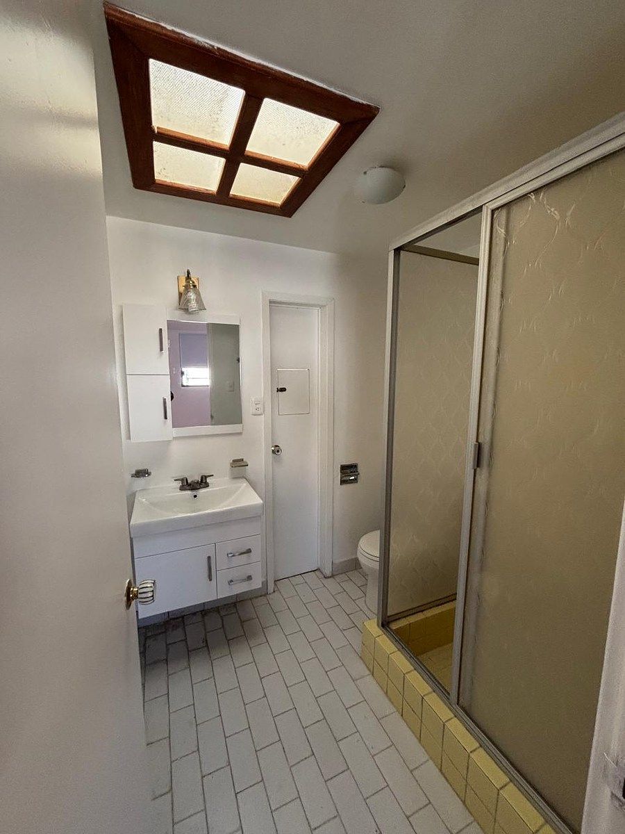 28 de 37: Baño completo 2da y 3ra recámara