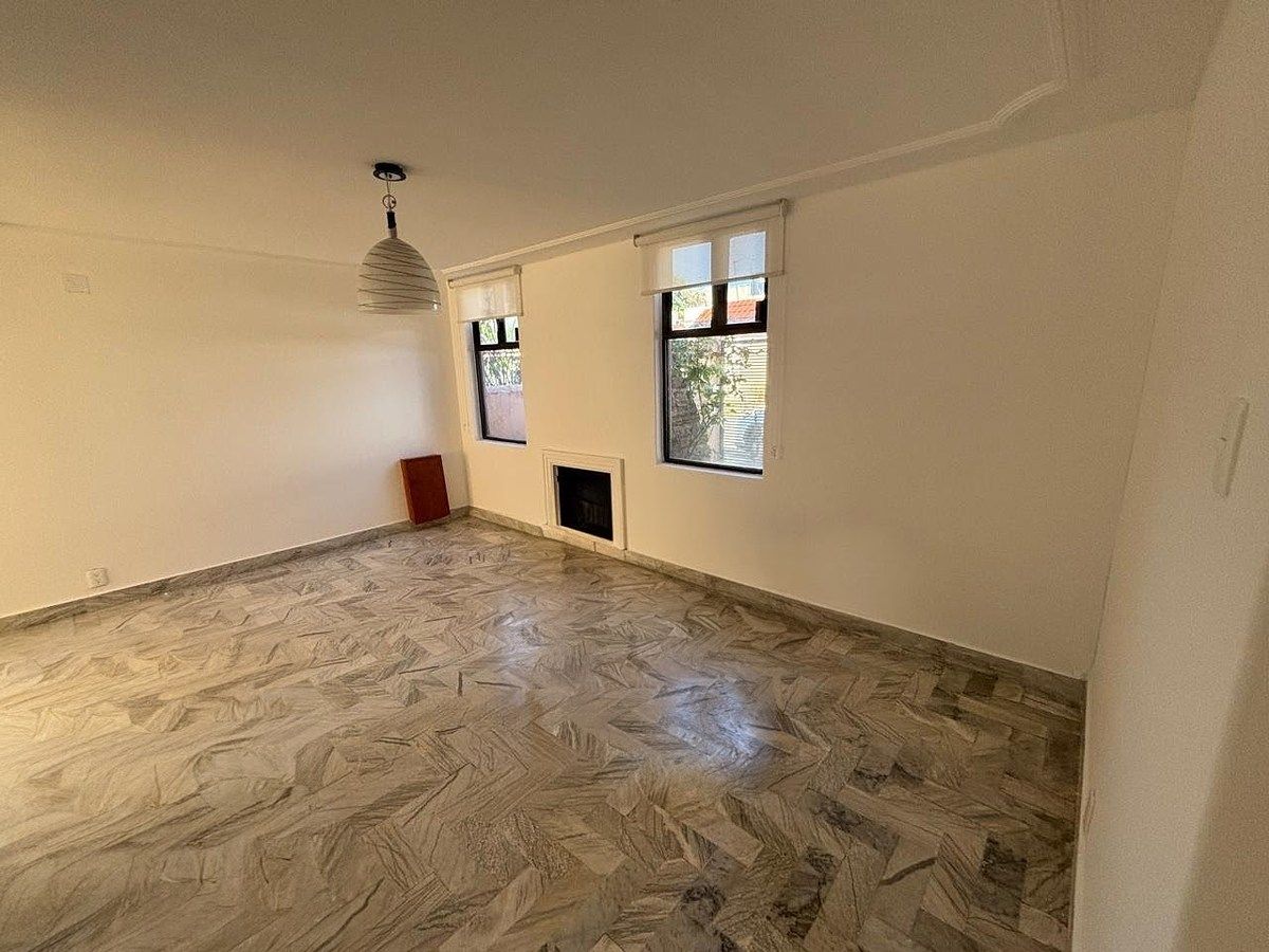 4 de 37: Sala con chimenea