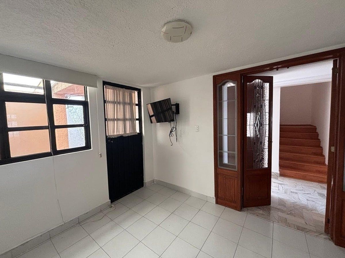 13 de 37: Estudio o recámara en planta baja