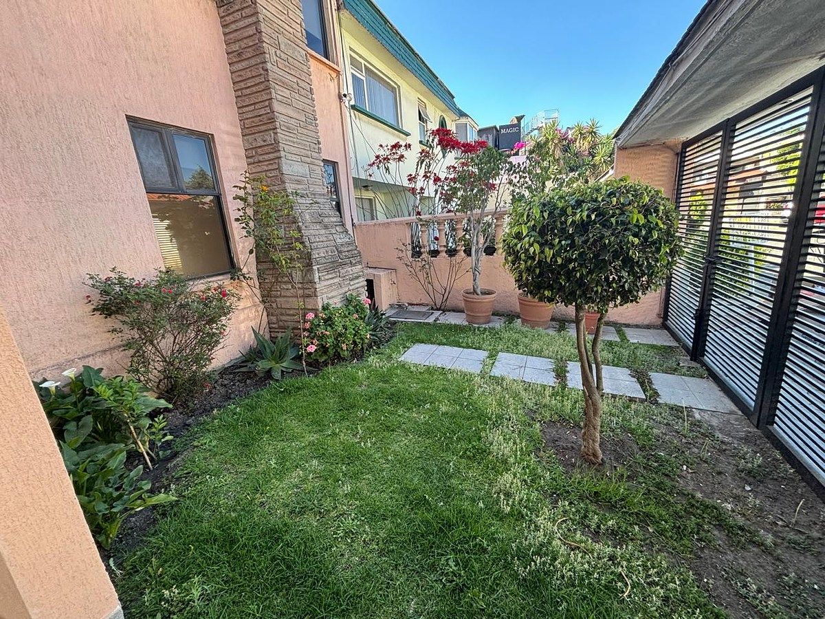 2 de 37: Jardín delantero