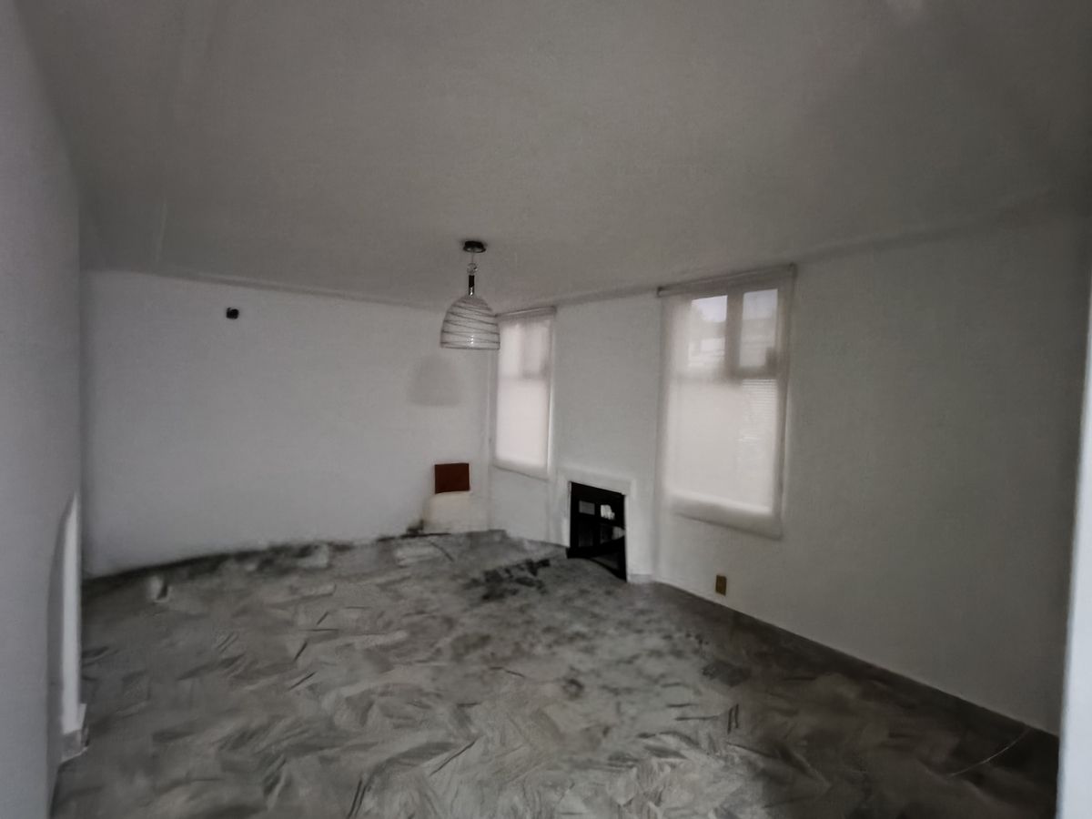 4 de 26: Sala con chimenea