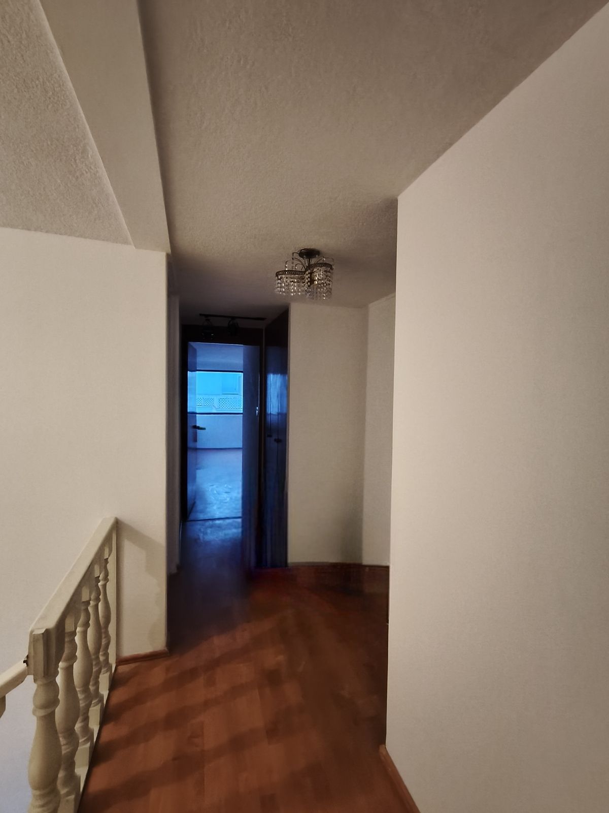 17 de 26: Closet de blancos y pasillo a recámaras