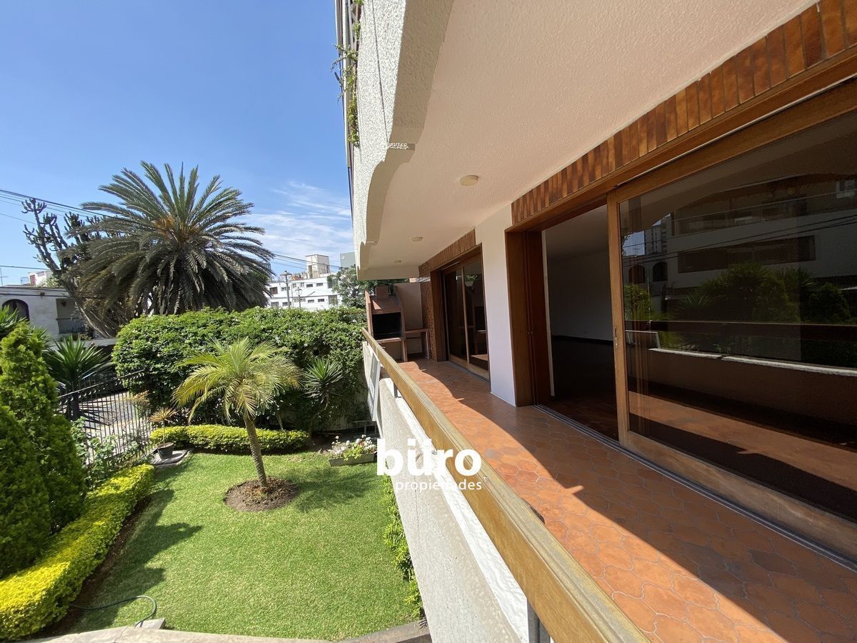 5 de 25: Terraza con vista a jardín privado.