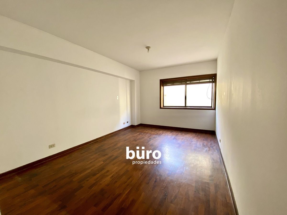 11 de 25: Dormitorio principal, entra una cama king.