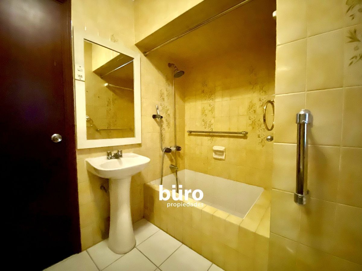 10 de 25: Baño que comparten los cuartos secundarios.