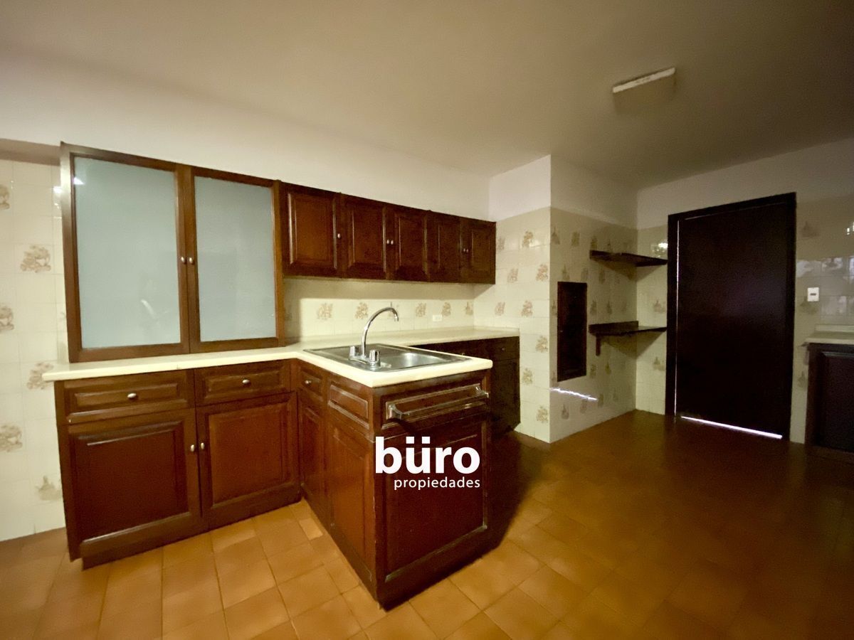 13 de 25: Cocina súper grande, entra una mesa para 6 personas.