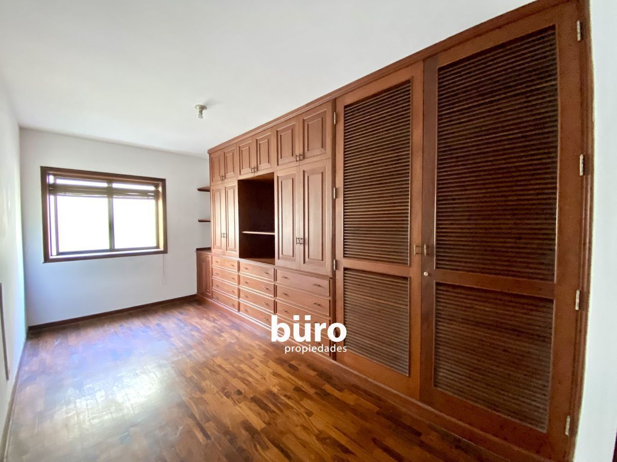 18 de 25: Cuarto cuarto con closets en caoba.