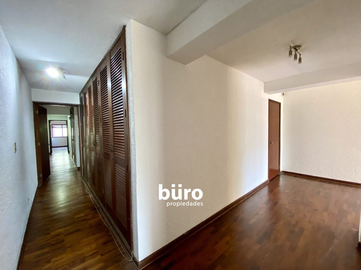 19 de 25: Pasillo con closets, ideal para ropa blanca, menaje, etc.