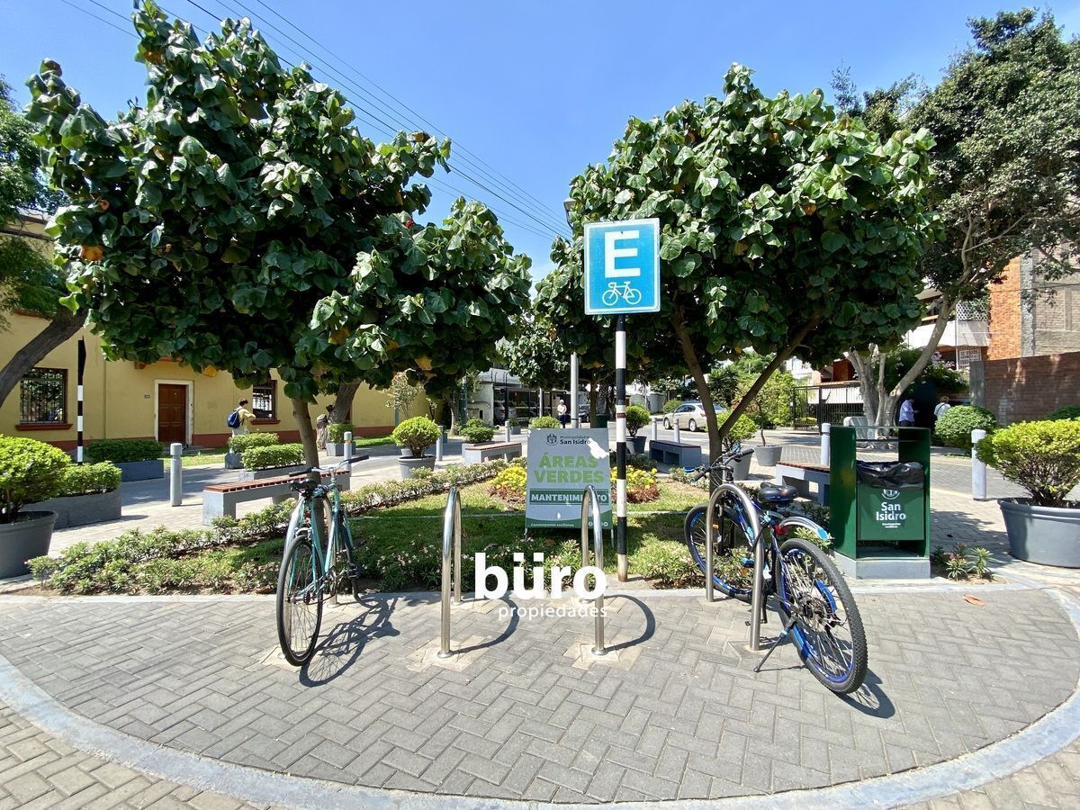 23 de 25: En frente hay un parque.