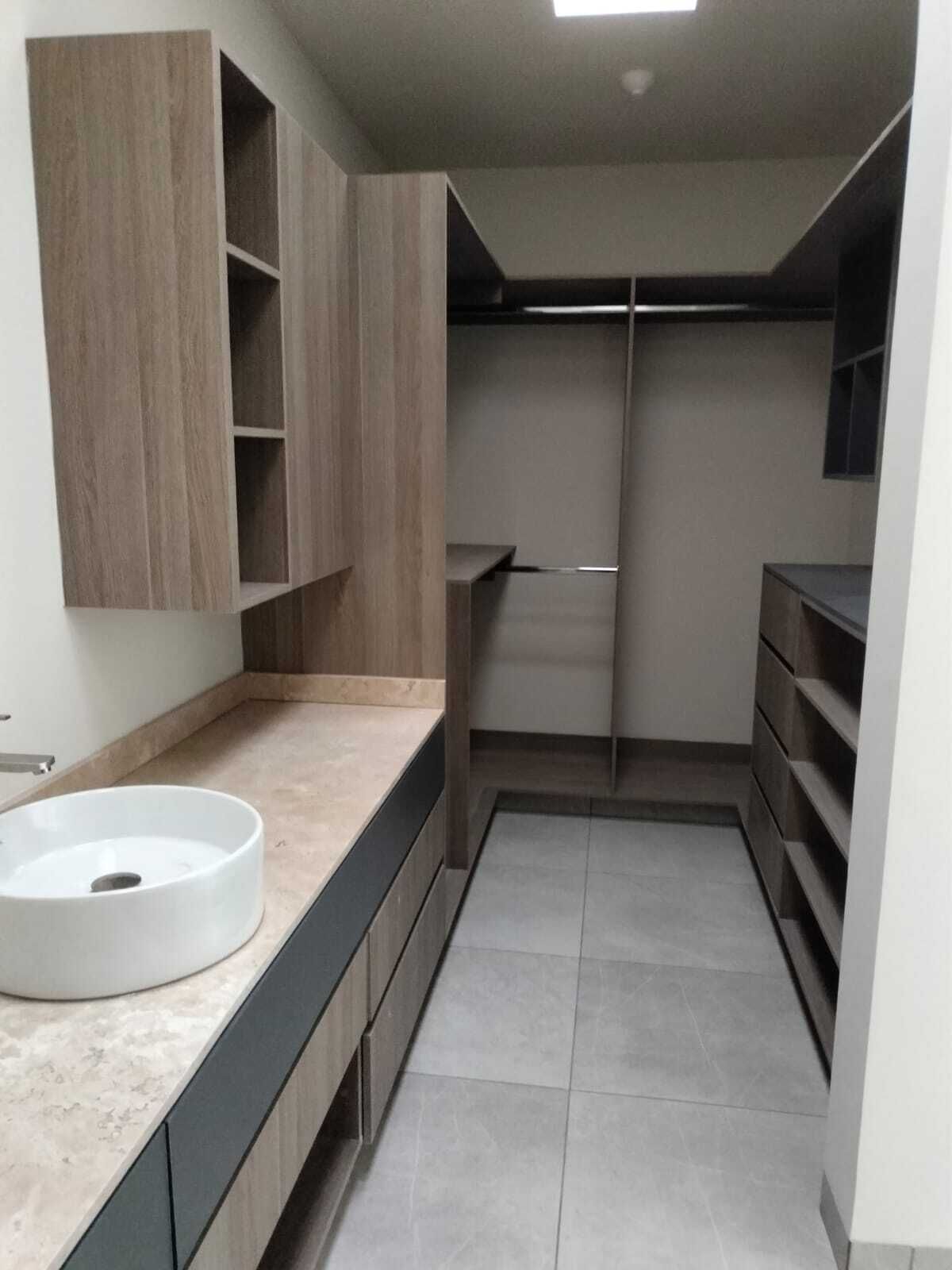 14 de 23: Vestidor recámara principal