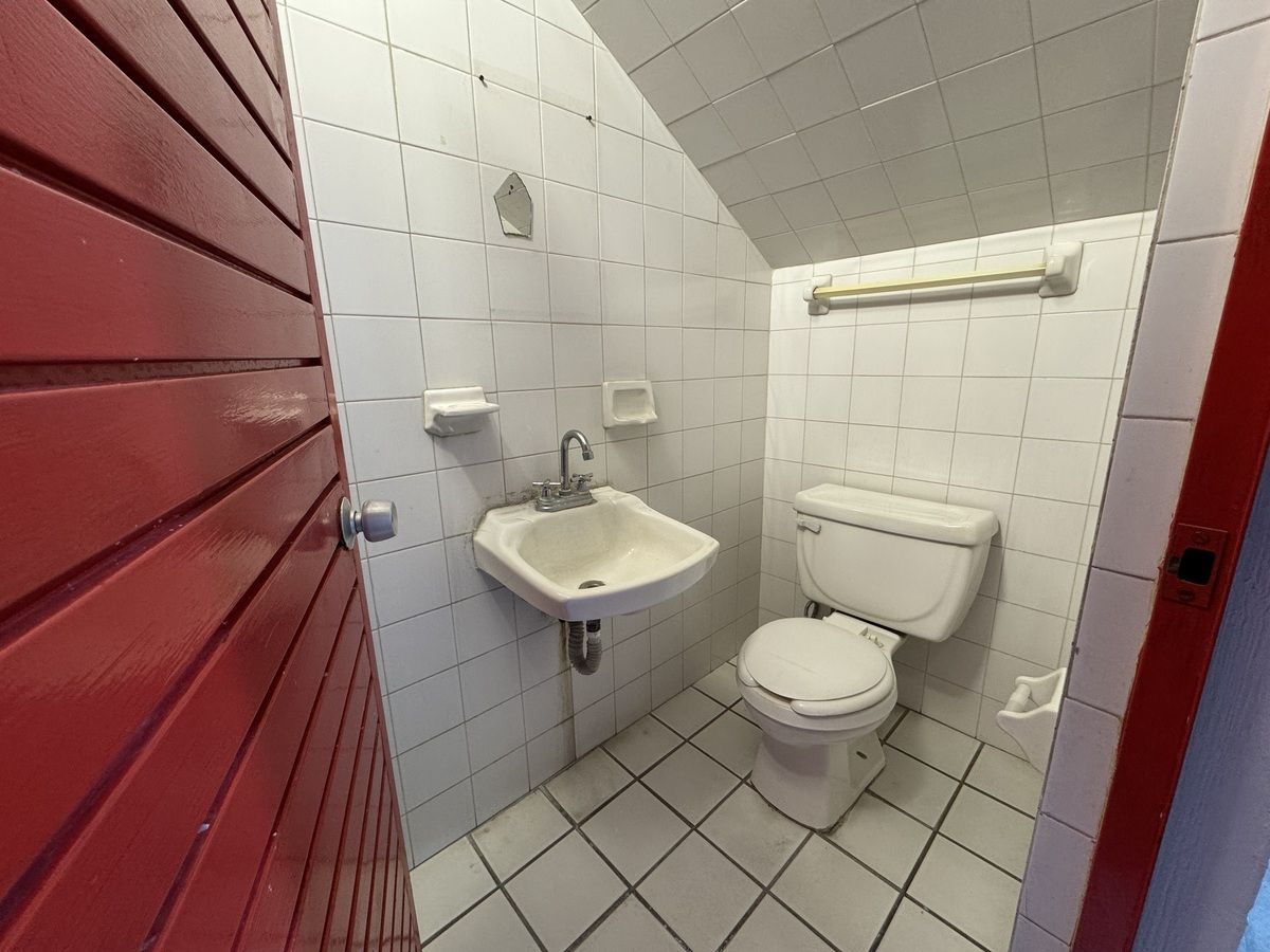 9 de 21: Medio baño PB