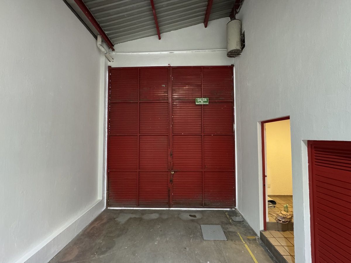 10 of 21: Ingreso interior bodega