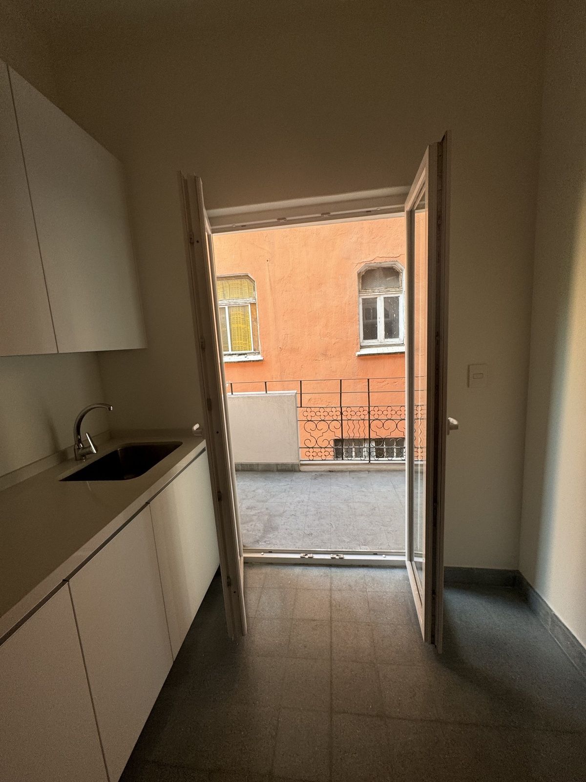 4 de 21: Cocina con acceso al balcón