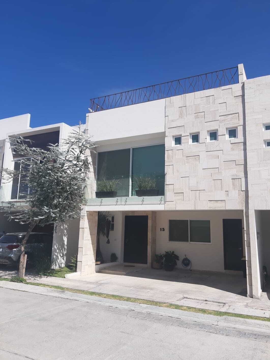 Hermosa Casa en Venta en Lomas de Angelópolis - foto 1