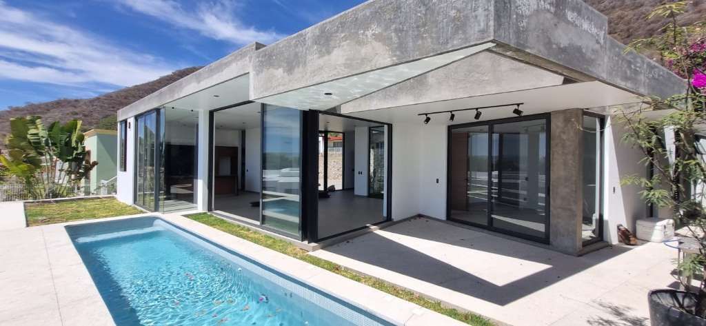 2 of 16: Terraza y alberca