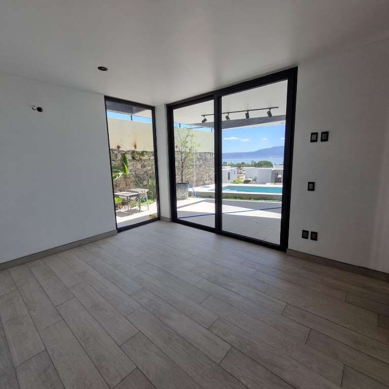 8 of 16: Recámara 1 con vista al lago