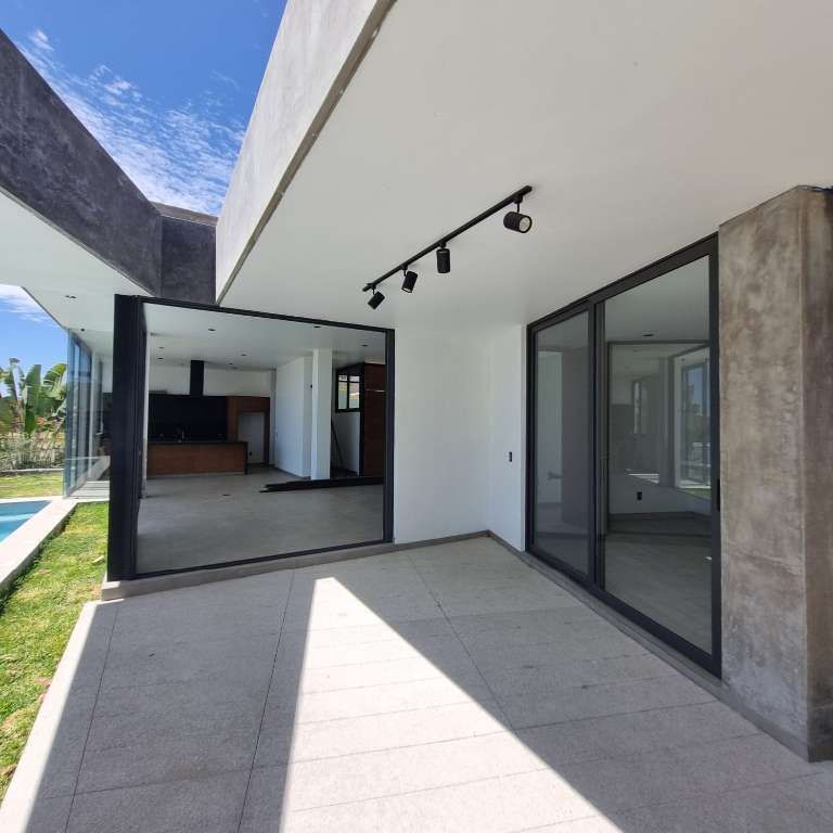 9 of 16: Terraza y sala