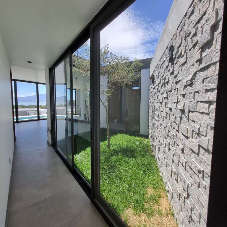 12 of 16: Jardín central