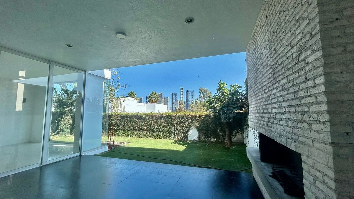 9 de 39: Jardín y chimenea