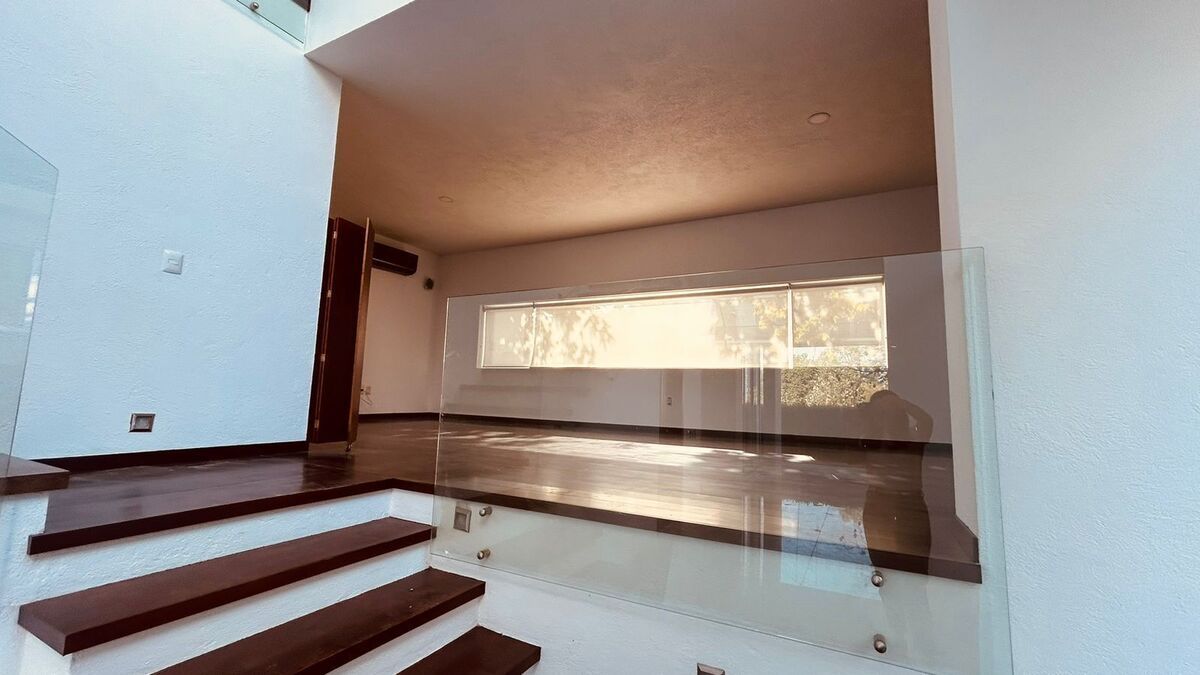 15 de 39: Escaleras havia Area de Tv y estudio