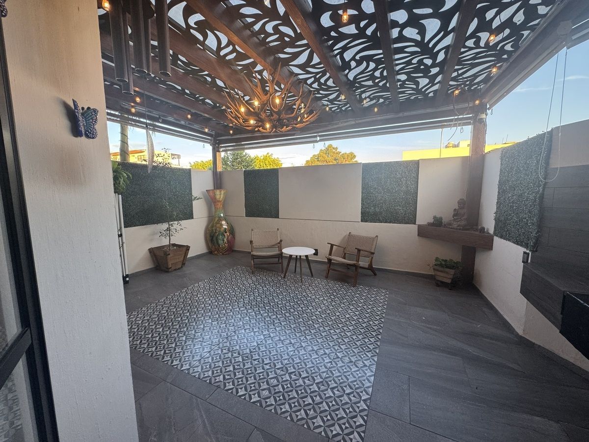 11 de 27: Terraza con pergolado