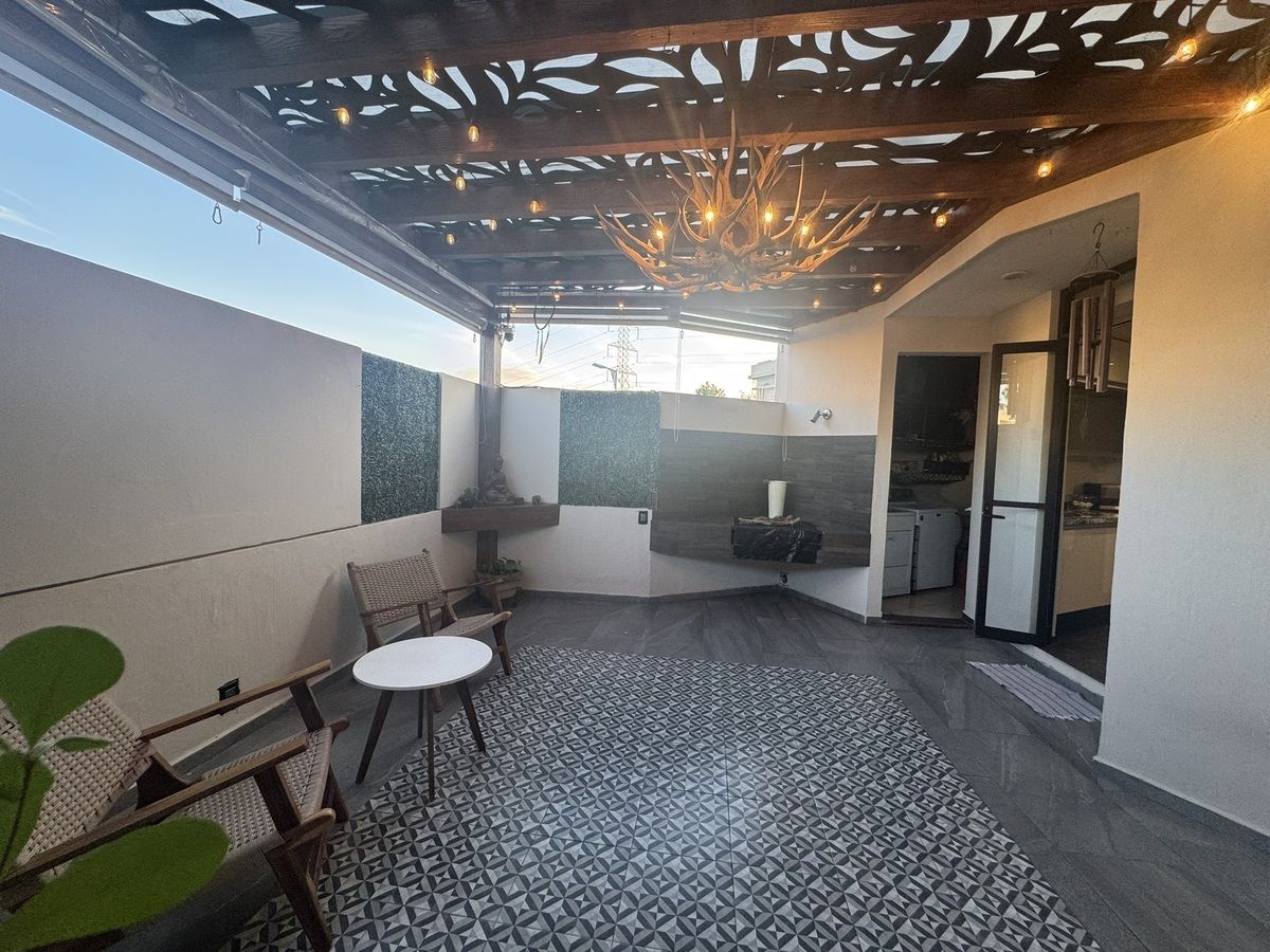 12 de 27: Terraza con pergolado