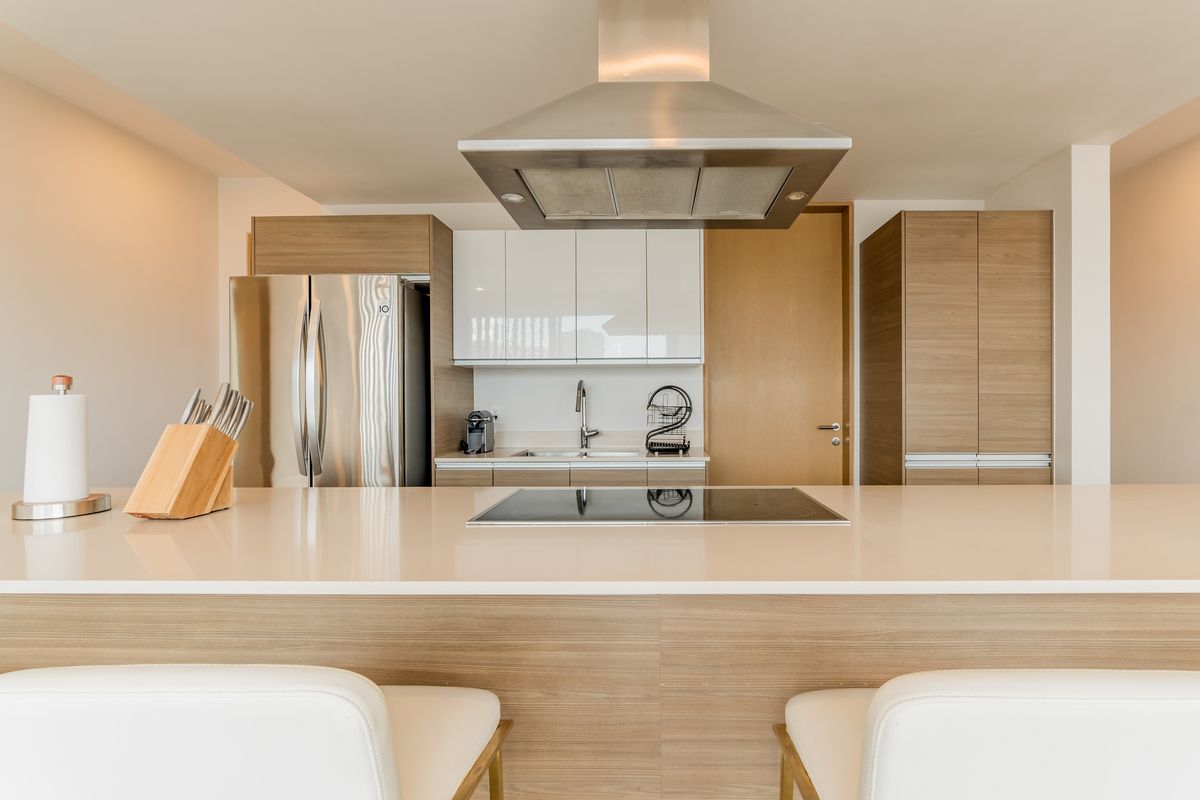 5 of 28: Cocina con barra desayunador