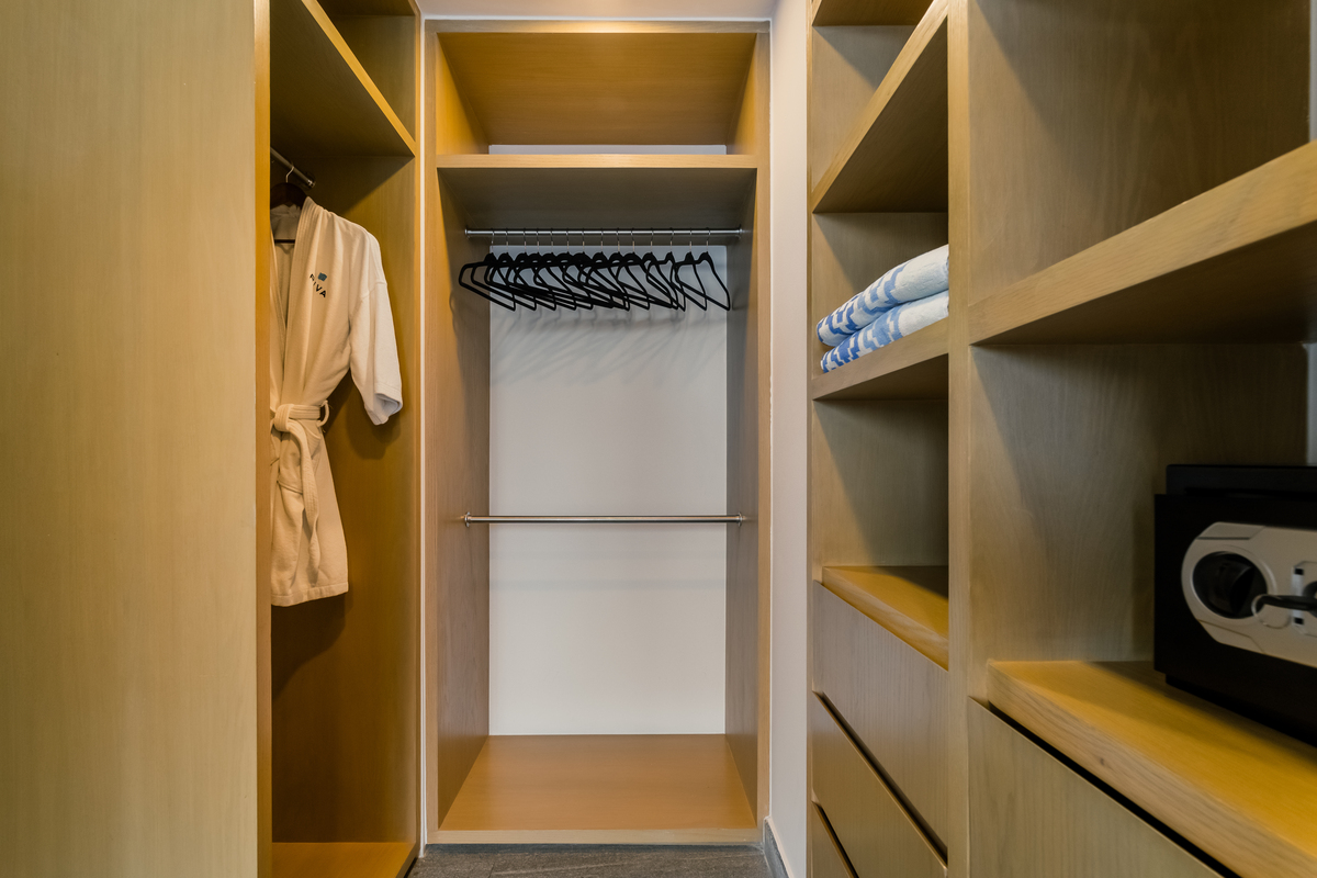 12 of 28: Closet  Vestidor