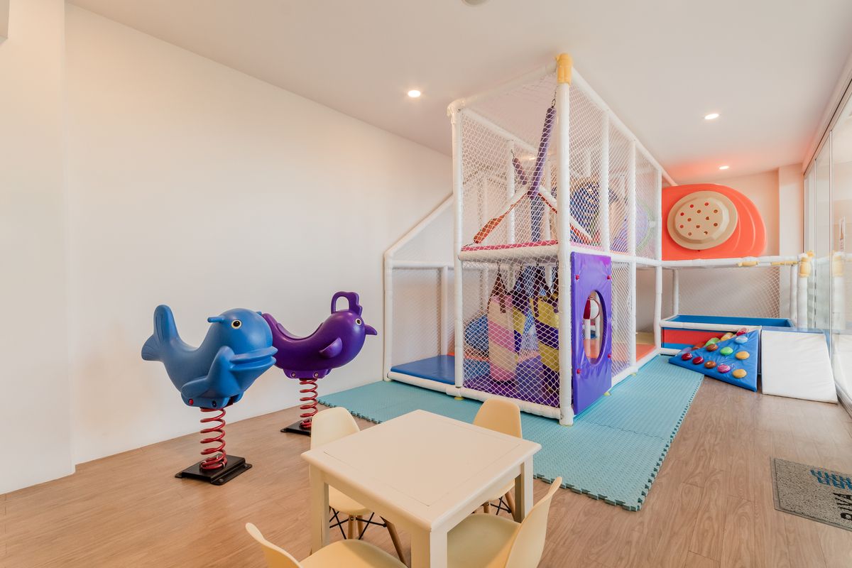 10 of 28: Área de juegos infantiles