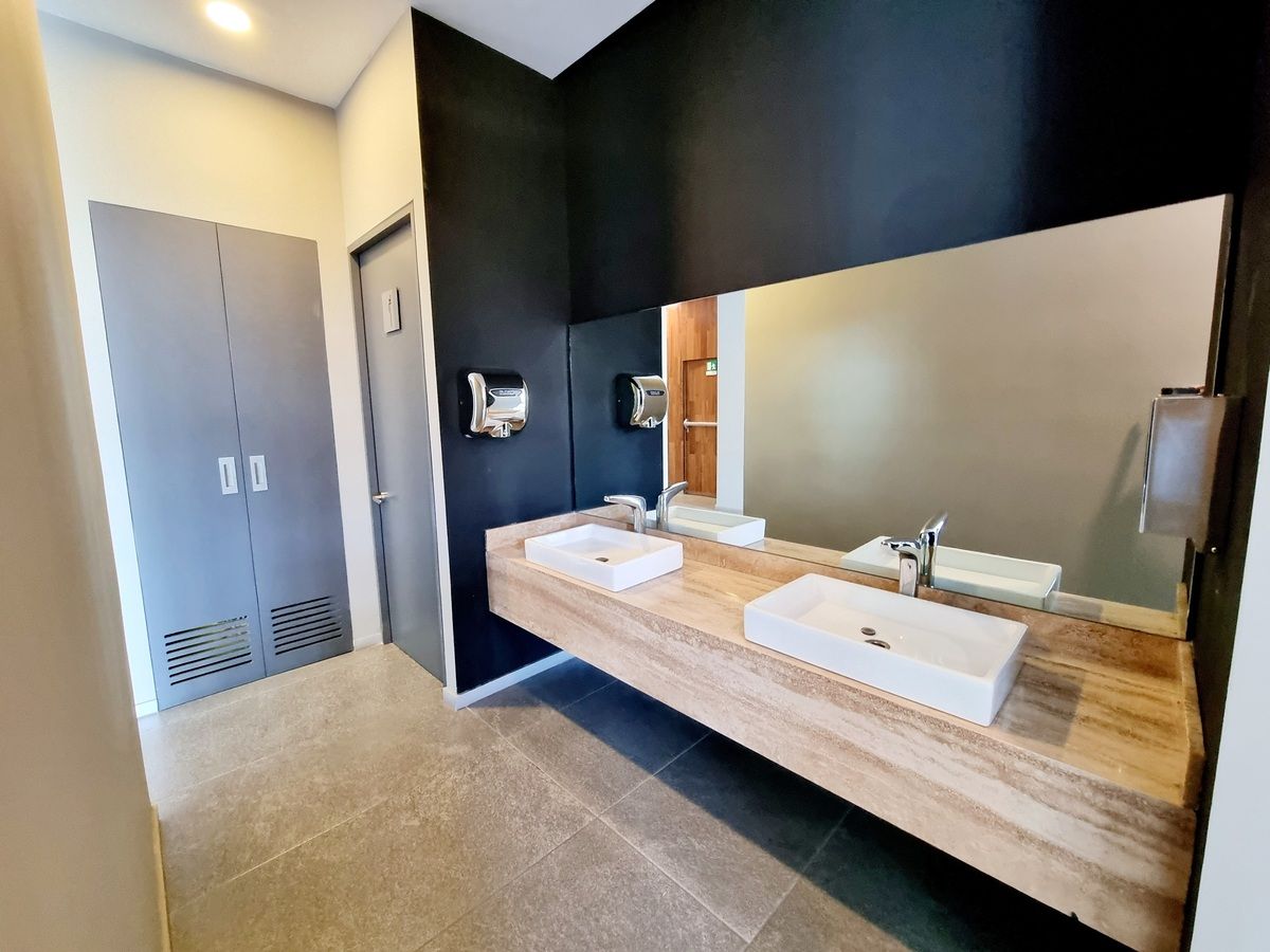 14 of 19: Lavabos vestidores