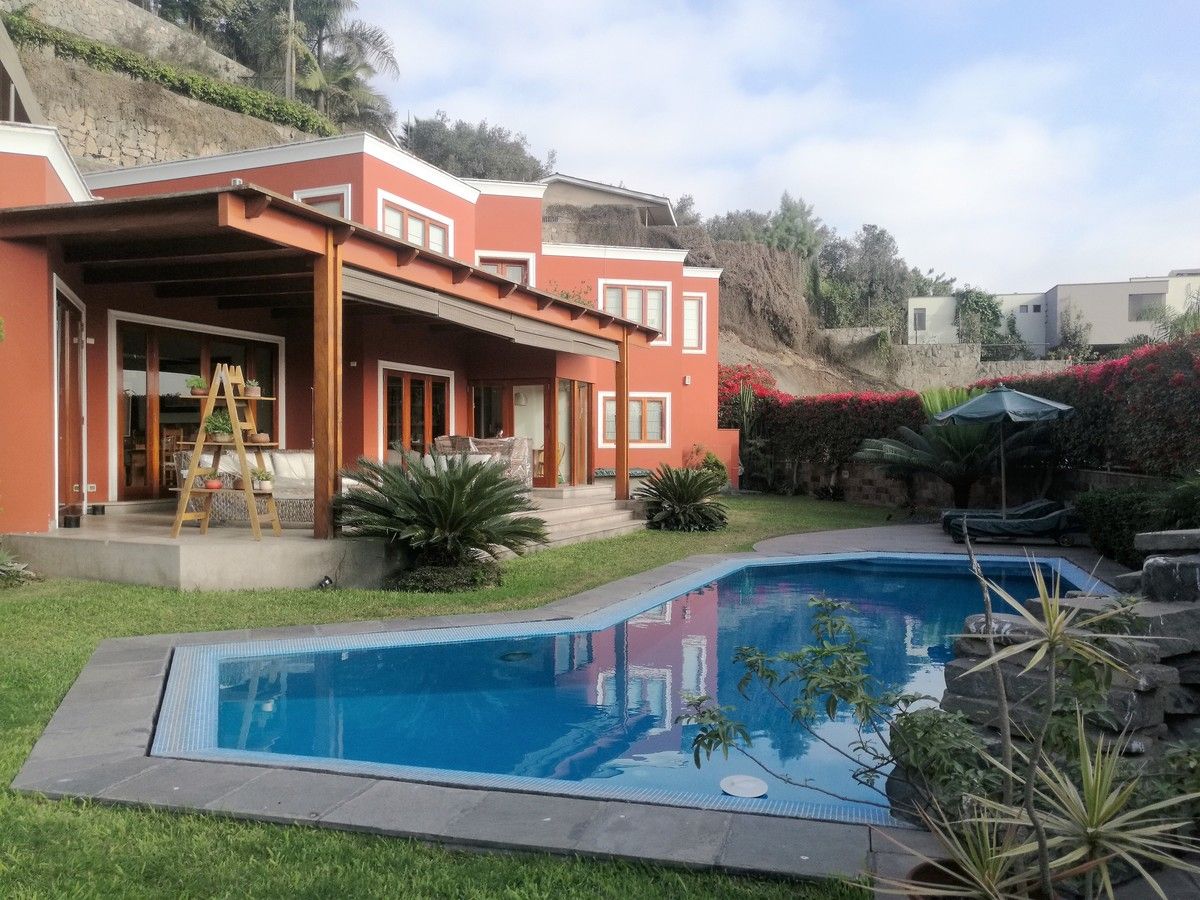 1 de 24: Vista desde la piscina hacia la casa