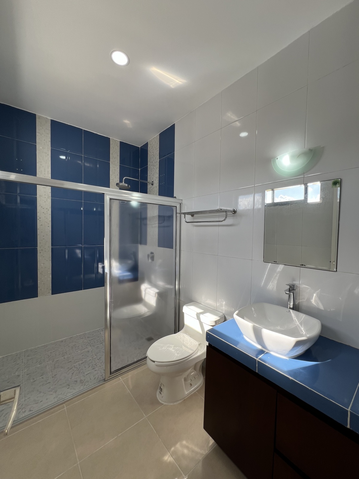 39 of 40: Baño recámara tres