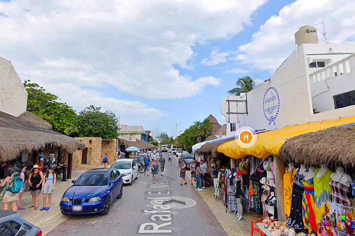 21 de 24: Vista de tiendas de artesanías del puerto.