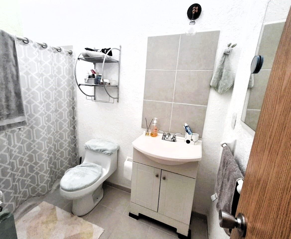 13 de 24: Baño compartido en pasillo.