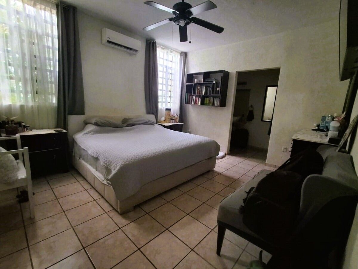 14 de 24: Recámara principal con pequeño vestidor y baño completo
