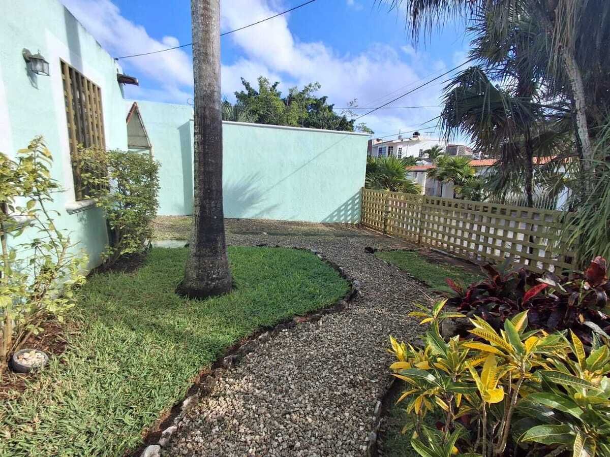6 de 24: Frente a la calle y jardin