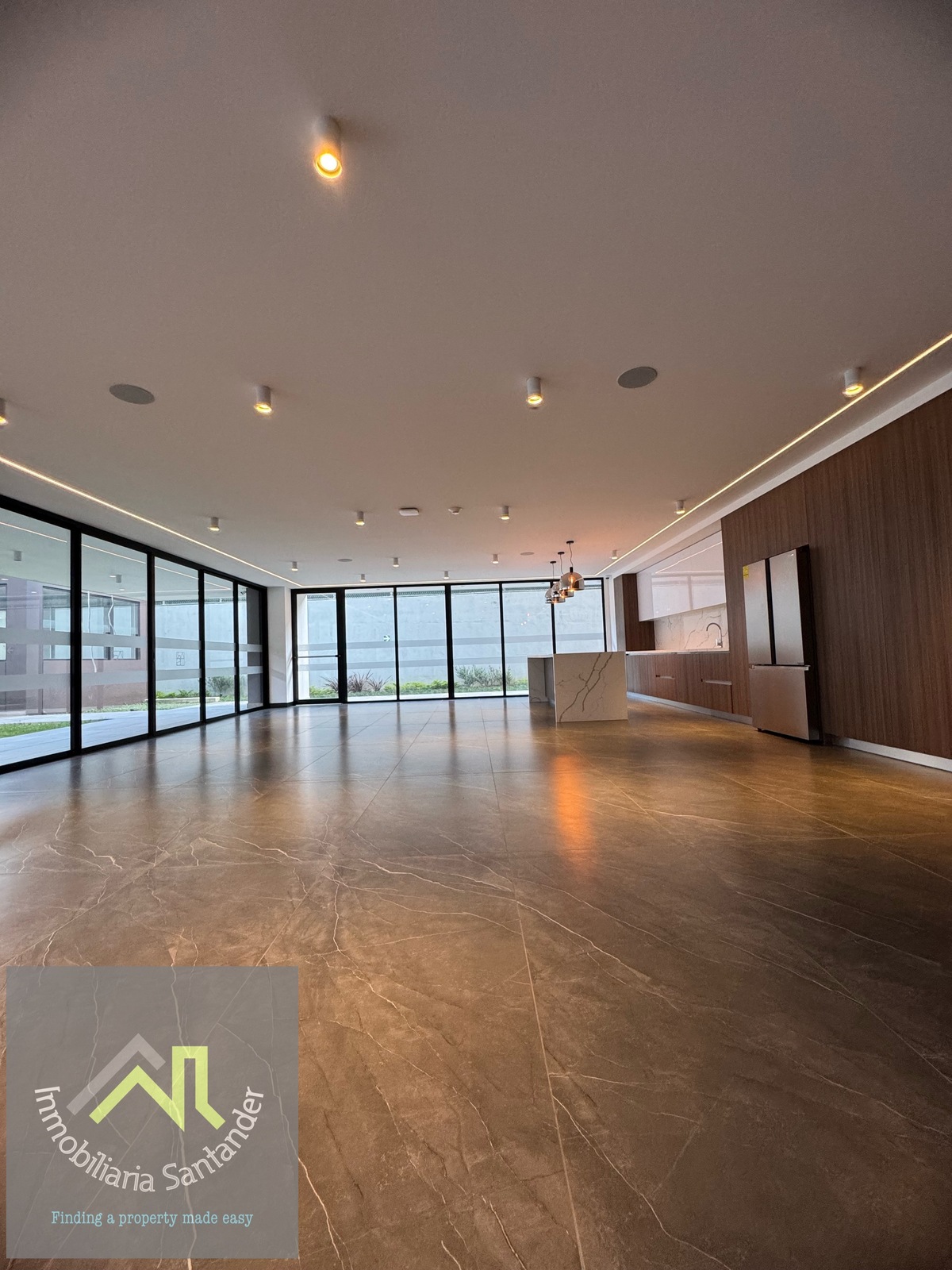 25 de 36: SALON SOCIAL