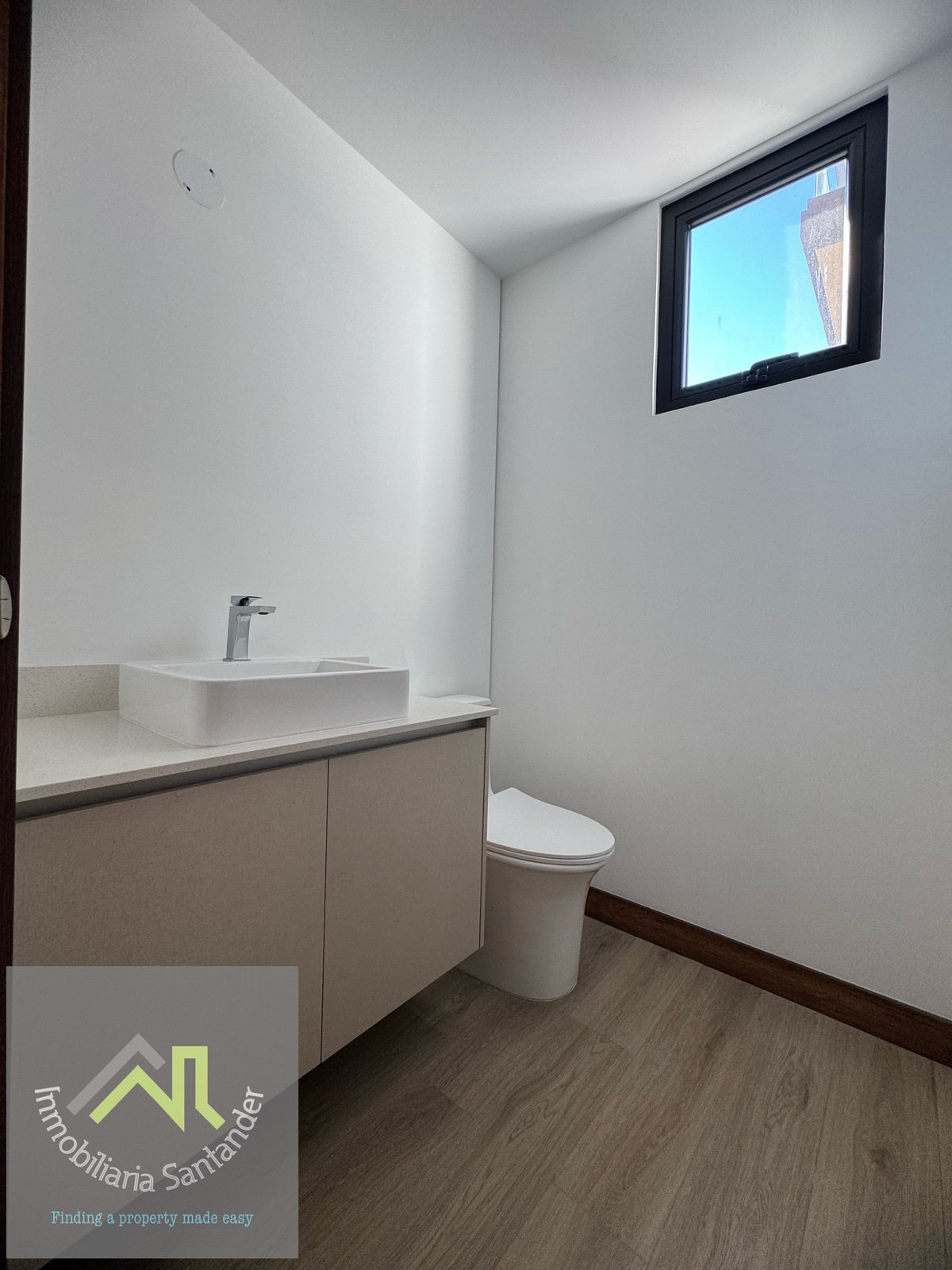 5 de 36: BAÑO DE VISITAS