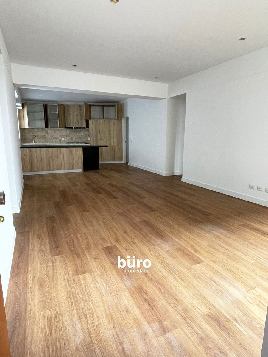 3 de 21: Sala comedor y cocina abierta.