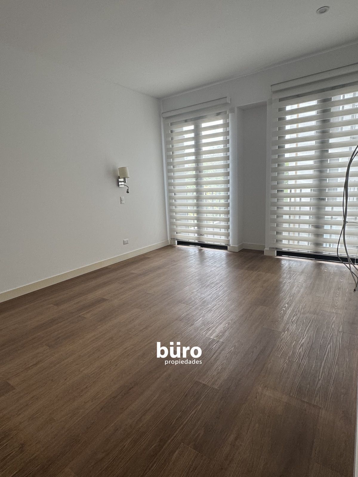5 de 21: Dormitorio principal con baño incluído y walking closet.